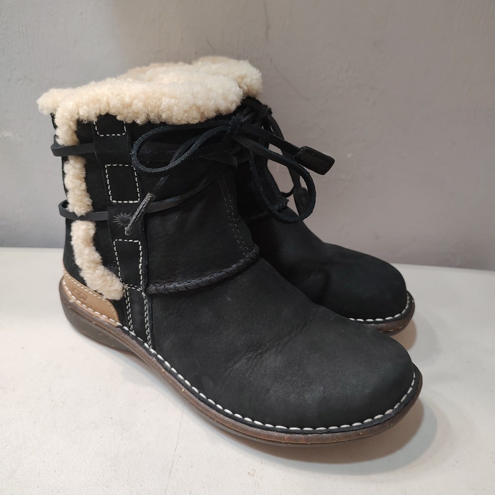 UGG Australia La Jolla 5587 Black Leather Sheepskin Lined Ankle Boot Women Sz 6